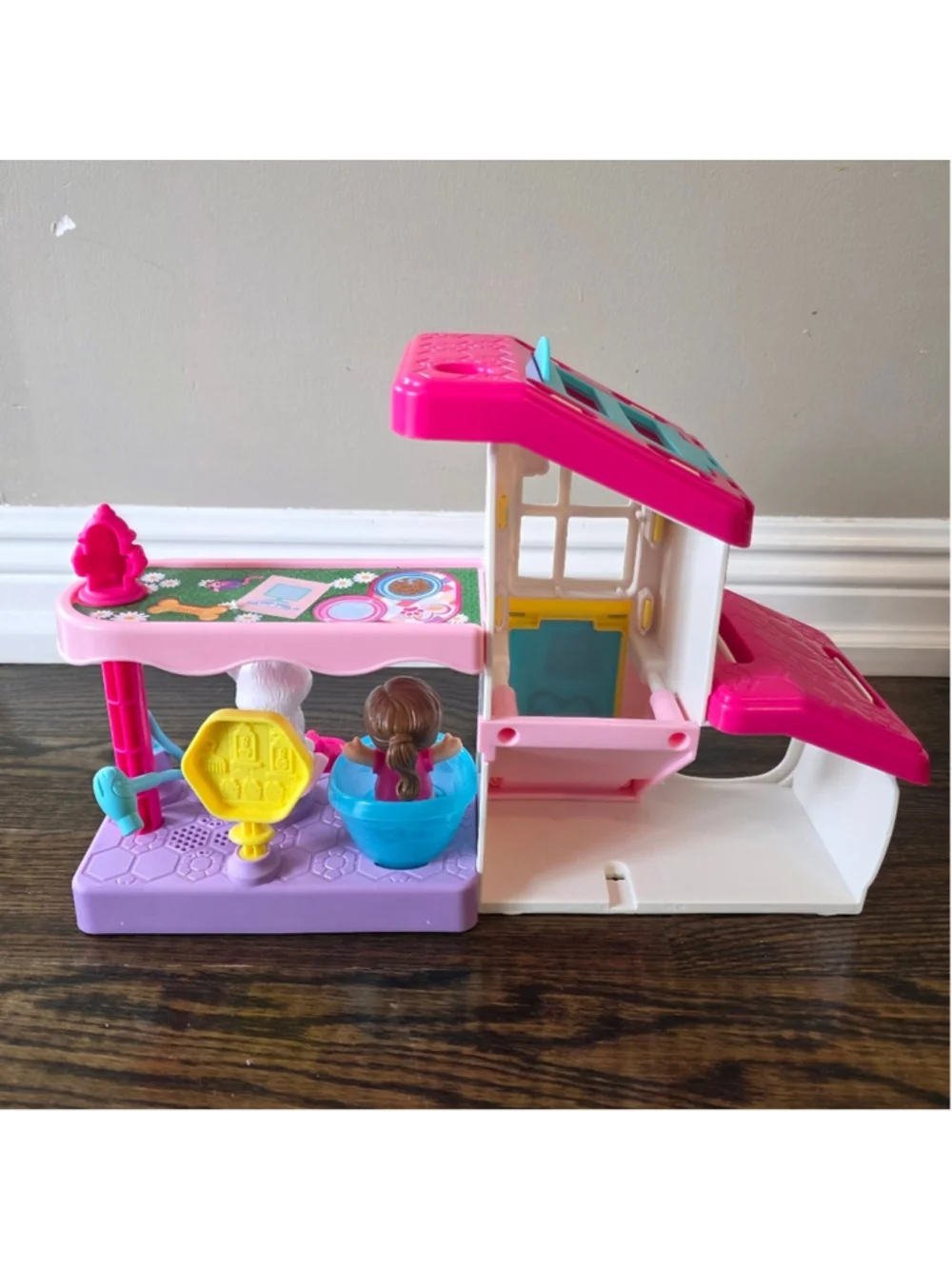 Fisher-Price Little People Barbie Pet Grooming Salon Playset w/Figure & Dog Bath